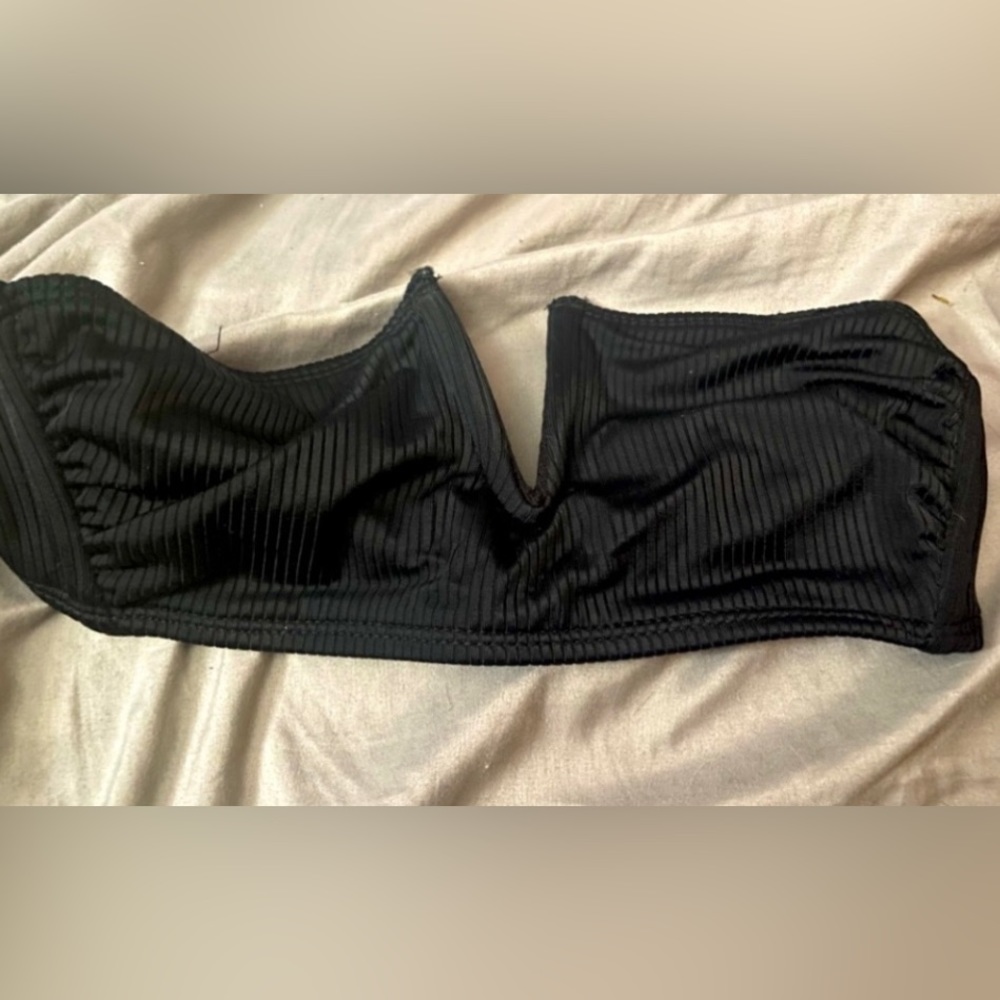 SIZE SMALL, Black bikini top EXCELLENT CONDITION never wore NWT 😊